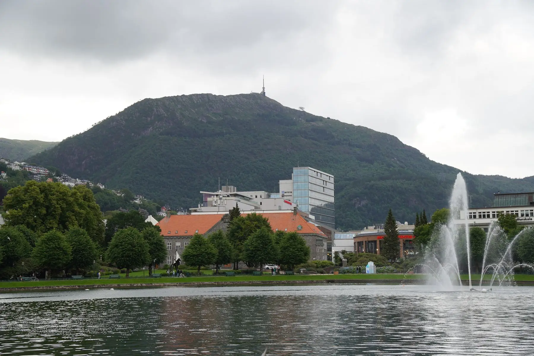 Lille Lungegårdsvann i Bergen, med Fløyen i bakgrunnen